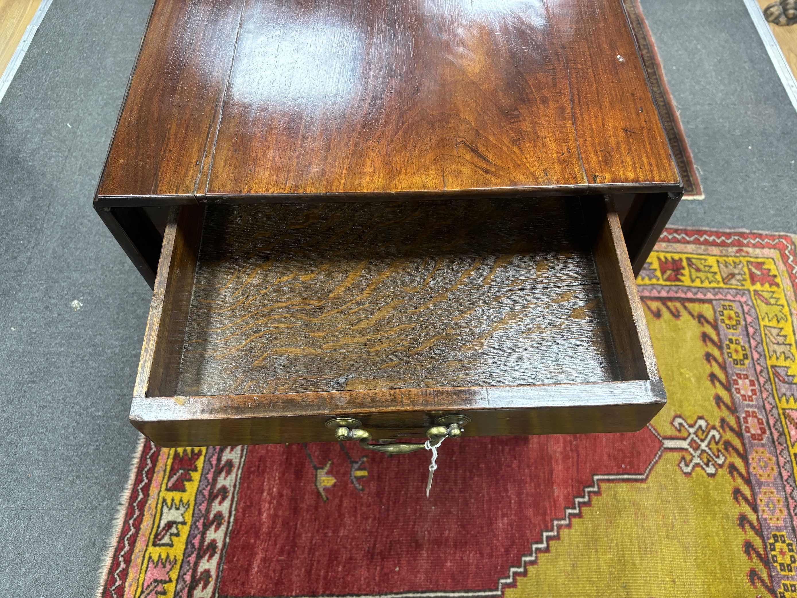 A George III mahogany Pembroke table, width 49cm, depth 70cm, height 71cm